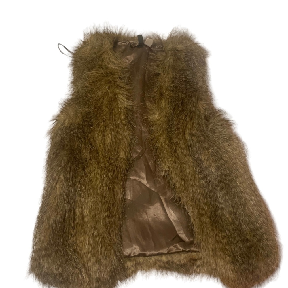 Beautiful H&M faux fur vest. Great for a night out or a quick casual look.